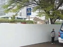 Trotoar Ditutup Seng, Hak Publik Dipertanyakan di Depan RS Pelni