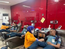 KRI TELUK YOUTEFA-522 SATLINLAMIL 2 KOLINLAMIL GELAR BAKTI SOSIAL DONOR DARAH UNTUK KEBERSAMAAN DAN KEPEDULIAN TERHADAP MASYARAKAT