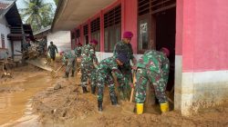 BAHU MEMBAHU PULIHKAN SEKOLAH, PRAJURIT TNI AL BERSIHKAN LUMPUR DI TUKKA TAPANULI TENGAH