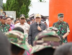 Menko Polkam Temui Pengungsi Kabupaten Agam dan Prajurit yang Bangun Hunian Sementara Korban Bencana