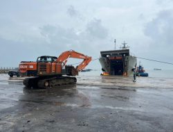 TNI AL KEMBALI KIRIM EXCAVATOR GUNA PERCEPAT PEMULIHAN PASCA BENCANA DI SUMATERA UTARA
