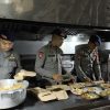 Brimob Polda Metro Jaya Dirikan Dapur Lapangan untuk Bantu Warga Terdampak Banjir di Jakarta Utara