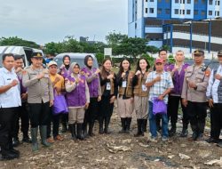 Tim Trauma Healing Polri Bersama Relawan UI Hadir Bersama Warga Pascabanjir di Cilincing