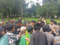 Polisi Bagikan Air Mineral dan Snack pada Pelayanan Unjuk Rasa Ojol