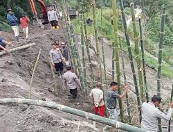 Gotong Royong Menahan Longsor: Polsek Kute Panang dan Warga Lukup Sabun Barat Bersatu Menjaga Jalan Kehidupan