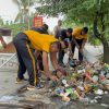 Brimob Polda Metro Jaya Gelar Bakti Sosial Kebersihan di Masjid Jami Nurul Jannah Hegarmukti