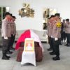 Kapolda Jatim Pimpin Upacara Pelepasan Jenazah Brigjen Pol Anumerta Ary Satriyan di Bekasi
