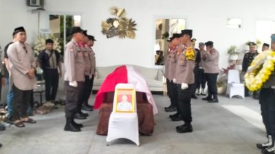 Kapolda Jatim Pimpin Upacara Pelepasan Jenazah Brigjen Pol Anumerta Ary Satriyan di Bekasi