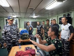 KAPAL TNI AL SELAMATKAN 12 NYAWA DI LAUT ARAFURU