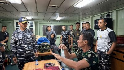 KAPAL TNI AL SELAMATKAN 12 NYAWA DI LAUT ARAFURU