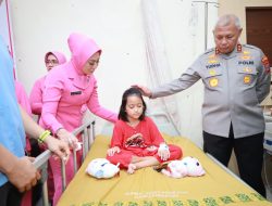 Bertemu Saat Banjir Rob Sei Tabuk, Kapolda Kalsel Berikan Bantuan Biaya Pengobatan Anak Yatim Piatu Korban Laka Lantas