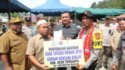 Kapolda Aceh Serahkan 300 Kasur dan Dana Tunggu Hunian untuk Korban Bencana di Ketambe