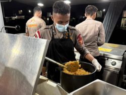 Banjir Rendam Sukamekar Bekasi, Brimob PMJ Dirikan Dapur Lapangan untuk Warga