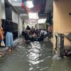 Evakuasi Warga Terdampak Banjir, Brimob Gendong Warga Yang Sakit
