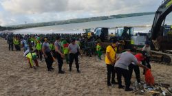 Polda Bali bersama TNI dan Masyarakat Gelar Karya Bakti Pembersihan Pantai Kedonganan dan Kuta