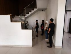 Tak Terima Diklakson, Pemotor Rusak Spion Mobil di Tangsel