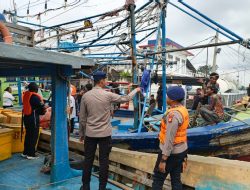 Ditpolairud Polda Metro Jaya Relokasi 12 Kapal Perikanan Mangkrak di Muara Angke