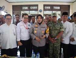 Perangi Narkotika Kampung Kavling, Kapolres Metro Bekasi Turun Langsung Berikan Edukasi dan Berikan 300 Paket Sembako Kepada Warga dan Tokoh Lingkungan