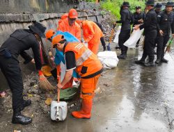 Brimob Metro Jaya Bersama Warga Bersihkan Bantaran Kali di Senen