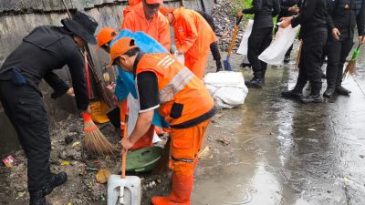 Brimob Metro Jaya Bersama Warga Bersihkan Bantaran Kali di Senen