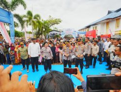 Tinjau Hunian Sementara Korban Bencana di Tapteng, Kapolri-Ketua Komisi IV Salurkan 16 Truk Bantuan Kemanusiaan