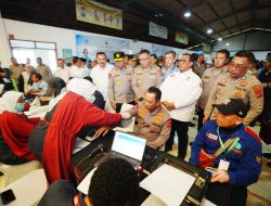 Momen Kapolri Ikut Donor Darah saat Hadiri Baksos HUT ke-53 Buruh KSPSI