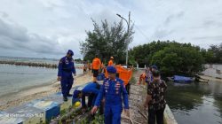 Ditpolairud Polda Metro Jaya Bersihkan 200 Kg Sampah di Pulau Lancang