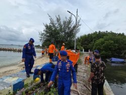 Ditpolairud Polda Metro Jaya Bersihkan 200 Kg Sampah di Pulau Lancang