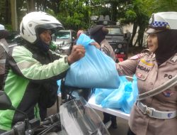 Jumat Peduli Polda Metro Jaya, Ojol dan PHL Terima 500 Paket Sembako