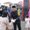 Brimob Polda Metro Jaya Bagi Takjil untuk Warga di Depan Mako Gegana