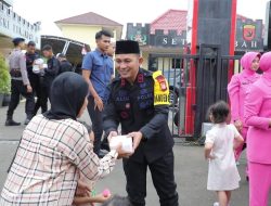 Brimob Polda Metro Jaya Bagi Takjil untuk Warga di Depan Mako Gegana