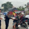Brimob Polda Metro Jaya Berbagi Takjil, Pengguna Jalan di Ciputat Sambut Hangat