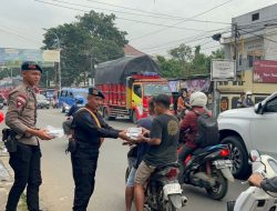 Brimob Polda Metro Jaya Berbagi Takjil, Pengguna Jalan di Ciputat Sambut Hangat