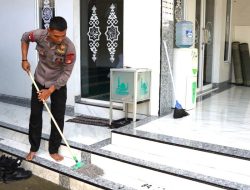 Jaga Kebersihan Rumah Ibadah, Brimob PMJ Korvey Lingkungan Masjid Al Mubarokah