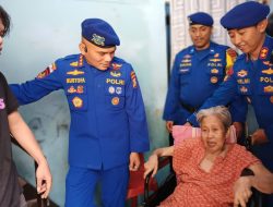 Ditpolairud Polda Metro Jaya Beri Kursi Roda untuk Lansia Pesisir Kali Adem