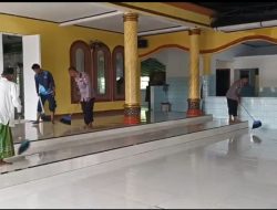 Program Bang Jasri Digelar Serentak, Personel Polres Kepulauan Seribu Kompak Bersih-Bersih Masjid