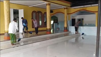 Program Bang Jasri Digelar Serentak, Personel Polres Kepulauan Seribu Kompak Bersih-Bersih Masjid