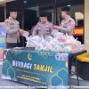 Brimob Polda Metro Jaya Gelar Aksi Berbagi Takjil bagi Masyarakat yang Berpuasa