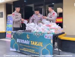 Brimob Polda Metro Jaya Gelar Aksi Berbagi Takjil bagi Masyarakat yang Berpuasa