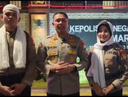 Aksi Penyampaian Pendapat di Mabes Polri; Mahasiswi Berjaket Kuning Ambil dan Coret Kain Penutup Kepala Polwan