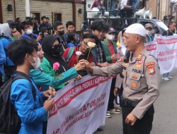 Buka Bersama di Lokasi Unjuk Rasa, Polda Metro Jaya Kedepankan Kebersamaan dan Sikap Humanis