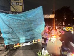 Truk Terperosok Depan Mako C Pelopor, Brimob Bantu evakuasi dan Urai Lalin