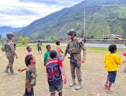 Polisi Hadir Menyapa Warga di Kulirik, Pendekatan Humanis Satgas Damai Cartenz Perkuat Rasa Aman
