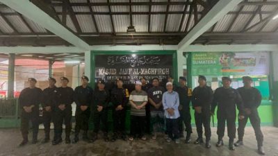 Gegana Brimob PMJ Bersihkan Masjid Al-Magfiroh di Slipi, Wujud Kepedulian Jaga Lingkungan