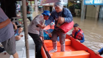 Polairud Polda Metro Jaya Evakuasi Warga Terdampak Banjir di Pondok Karya Jaksel