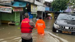 Respons Cepat Banjir Pondok Karya, Ditsamapta Polda Metro Jaya Turun Evakuasi Warga