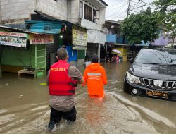 Respons Cepat Banjir Pondok Karya, Ditsamapta Polda Metro Jaya Turun Evakuasi Warga