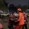 Brimob Metro Jaya Evakuasi Lansia 84 Tahun di Tengah Banjir Pondok Karya