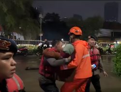 Brimob Metro Jaya Evakuasi Lansia 84 Tahun di Tengah Banjir Pondok Karya