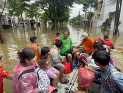 Tim SAR Brimob Metro Jaya Bantu Evakuasi Warga Terdampak Banjir di Tangerang